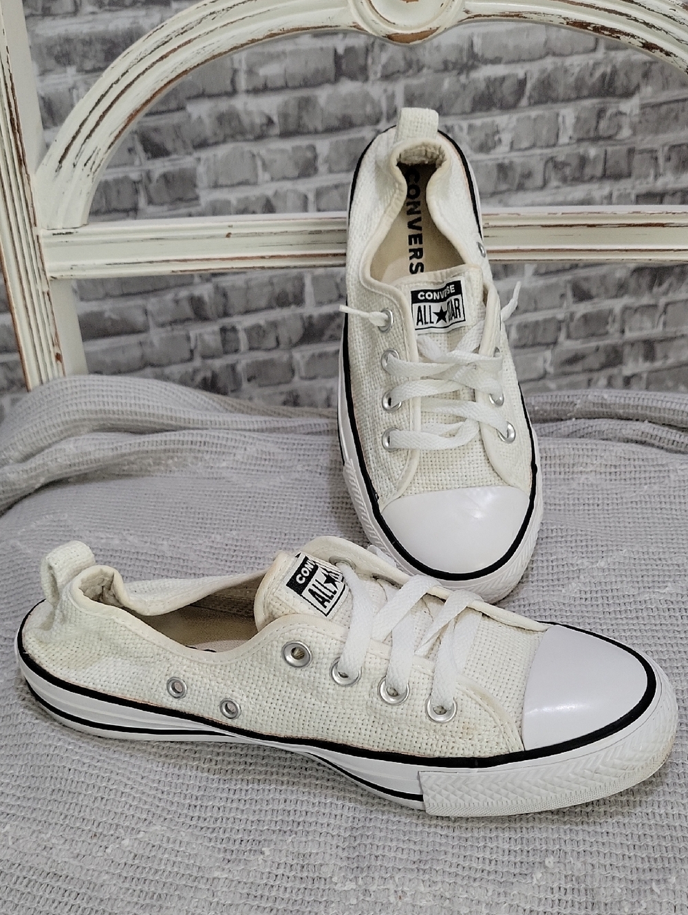 Converse White Low Top Canvas Sneakers Easy On Heel, Womens Size 8